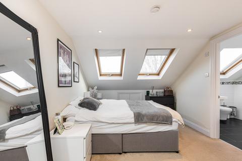 3 bedroom flat for sale, Silverthorne Road, London SW8