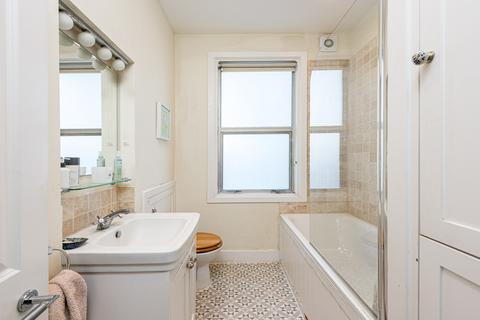 3 bedroom flat for sale, Silverthorne Road, London SW8