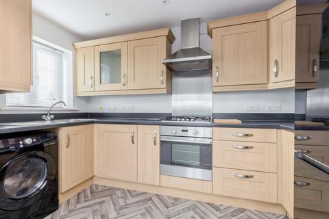 2 bedroom flat to rent, Galingale View, ST5