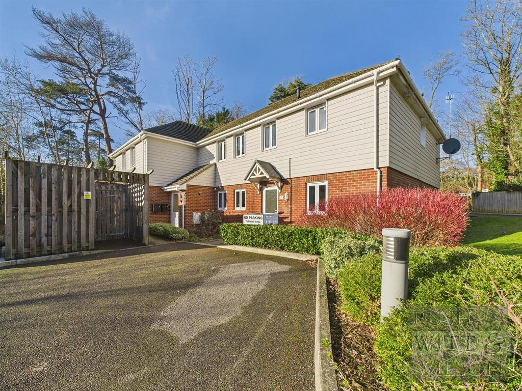 Kings Wood Gate, St. Leonards-On-Sea 2 bed flat - £190,000