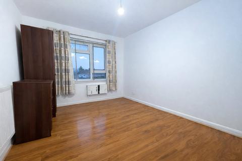 3 bedroom apartment to rent, Travellers Way, Greater London TW4
