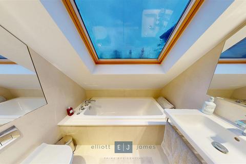2 bedroom penthouse to rent, 2 Connaught Avenue, Loughton IG10