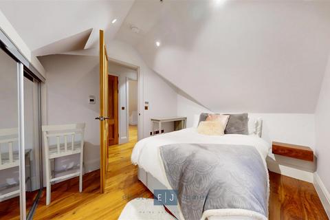 2 bedroom penthouse to rent, 2 Connaught Avenue, Loughton IG10