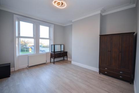3 bedroom flat to rent, Salters Road, Gosforth