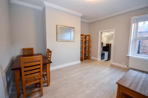 3 bedroom flat to rent, Salters Road, Gosforth