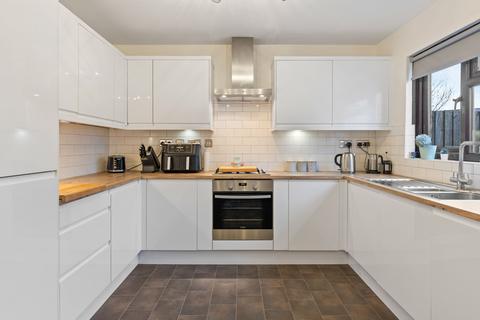 4 bedroom terraced house for sale, Capsey Road, Crawley RH11