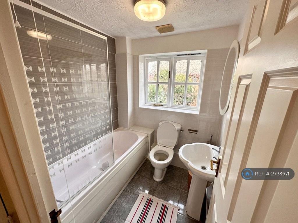 Main Bathroom With Bath Tub