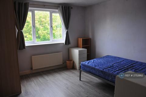 5 bedroom semi-detached house to rent, Nightingale Shott, Egham, TW20