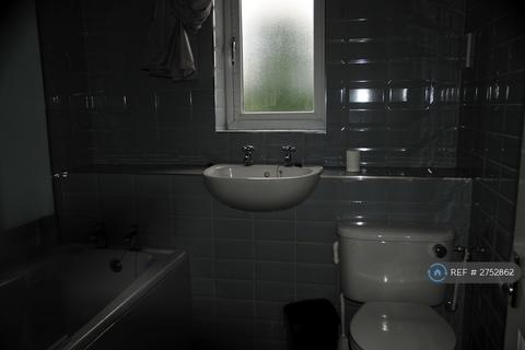 5 bedroom semi-detached house to rent, Nightingale Shott, Egham, TW20