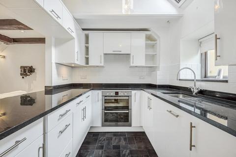 2 bedroom mews to rent, Thame town centre