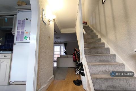 2 bedroom terraced house to rent, Bannister Close, Greenford, UB6