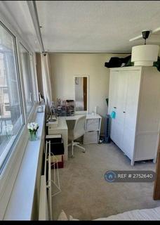 2 bedroom maisonette to rent, Shoreham Close, London, SW18