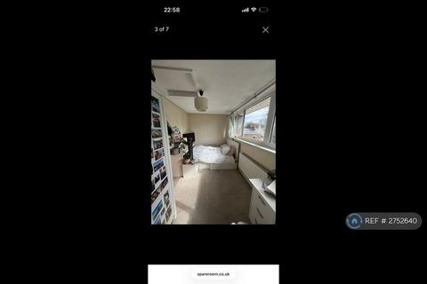 2 bedroom maisonette to rent, Shoreham Close, London, SW18