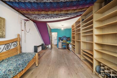 2 bedroom flat for sale, Yates House, Roberta Street, London