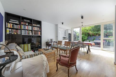 3 bedroom flat to rent, Searles Close, SW11 4RH