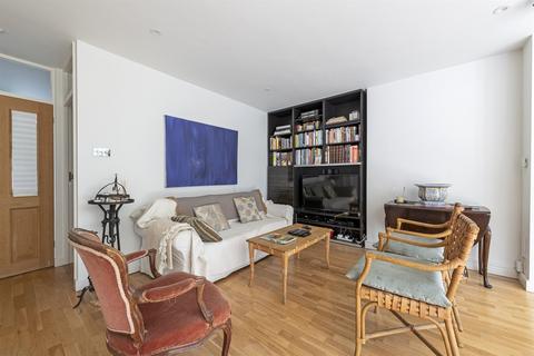 3 bedroom flat to rent, Searles Close, SW11 4RH