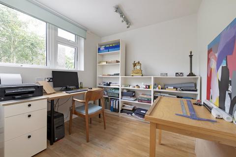 3 bedroom flat to rent, Searles Close, SW11 4RH
