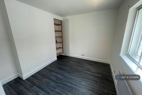 3 bedroom flat to rent, Edgar House, London, SW8