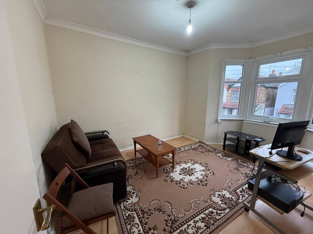 2 bed flat to rent Regina Road, Southall UB2