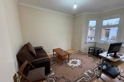 2 bedroom flat to rent, Southall, UB2