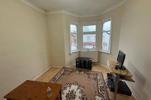 2 bedroom flat to rent, Southall, UB2
