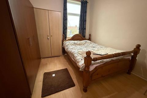 2 bedroom flat to rent, Southall, UB2