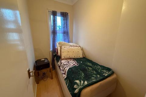2 bedroom flat to rent, Southall, UB2