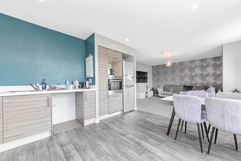 2 bedroom flat to rent, Oatlands Square, Glasgow