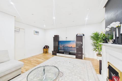 3 bedroom semi-detached house to rent, The Crest, Luton LU3