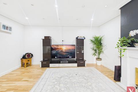 3 bedroom semi-detached house to rent, The Crest, Luton LU3
