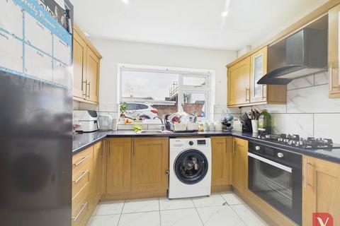 3 bedroom semi-detached house to rent, The Crest, Luton LU3