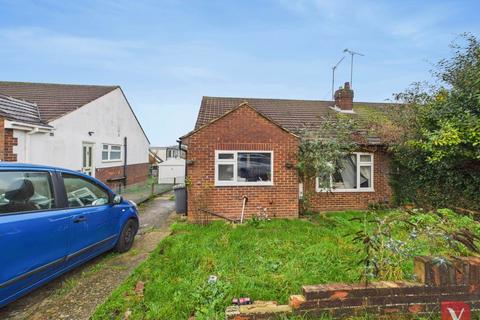 3 bedroom semi-detached house to rent, The Crest, Luton LU3