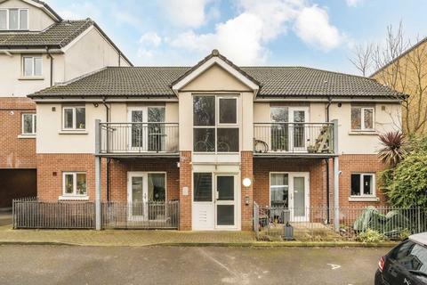 2 bedroom flat for sale, Symons Close, London SE15