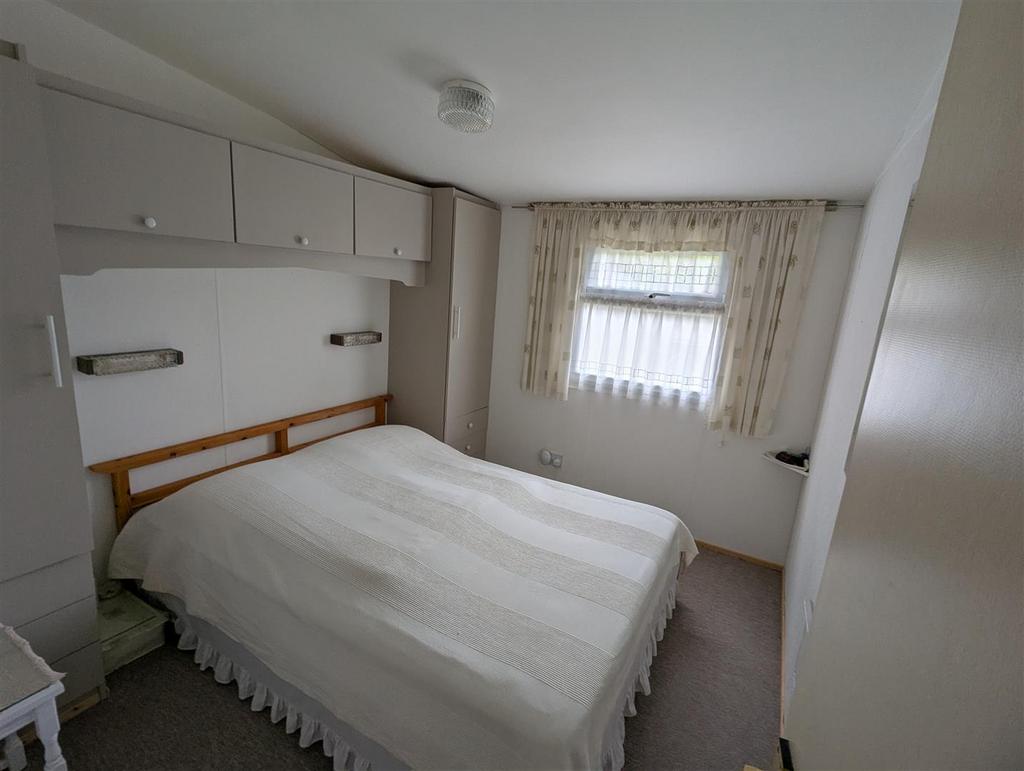 Bed 2.jpg