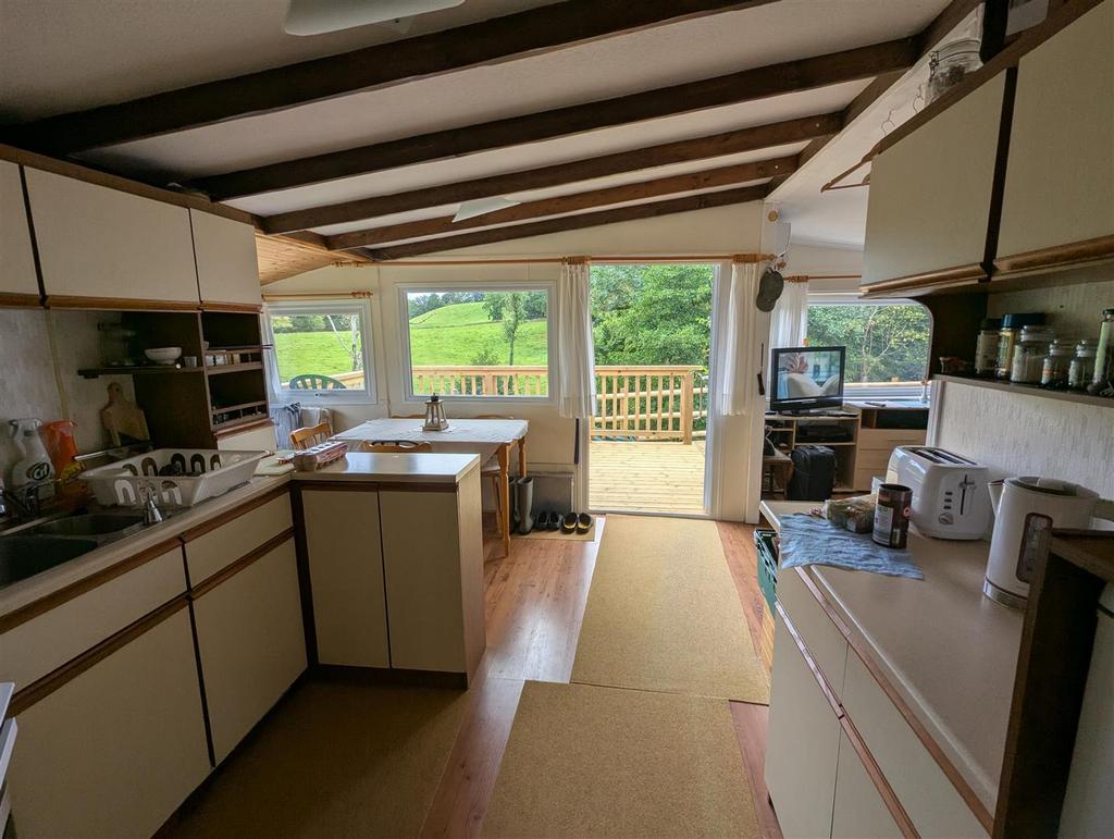 Kitchen 2.jpg