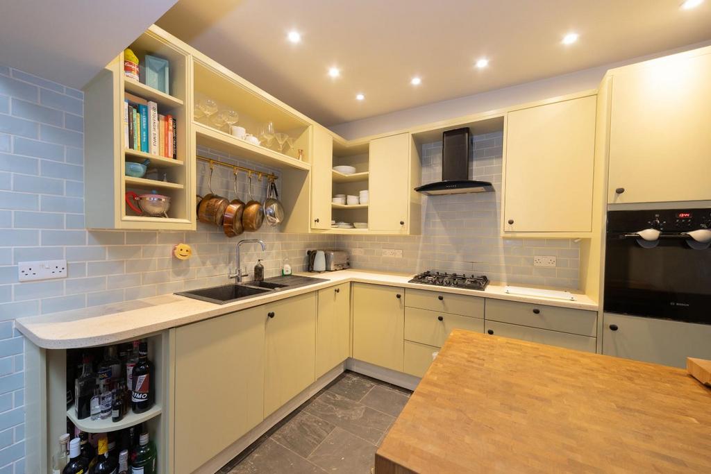 Kitchen (2).jpg