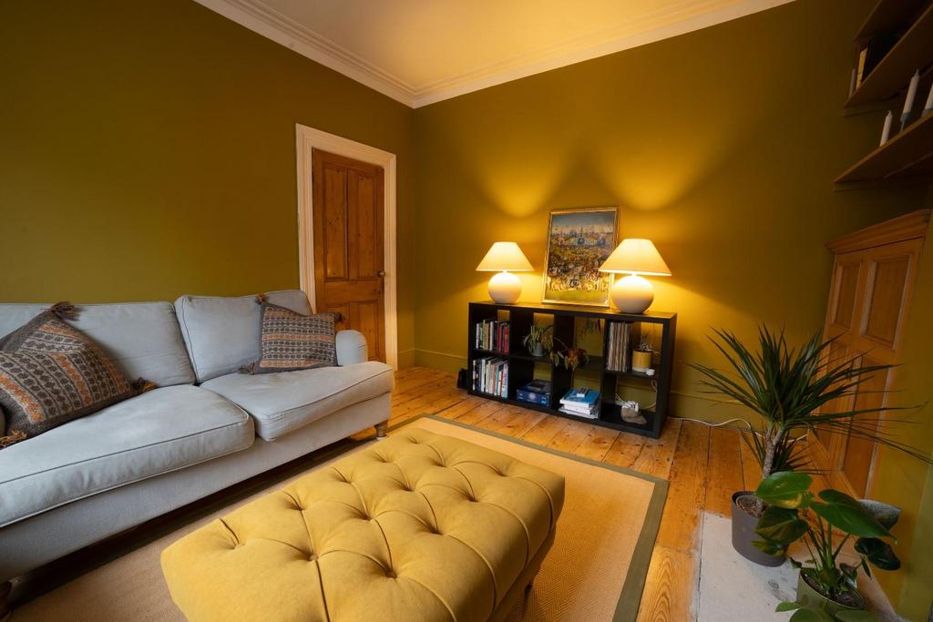 Living Room (1).jpg