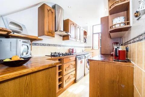 2 bedroom terraced house to rent, London, RM10