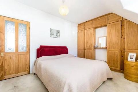 2 bedroom terraced house to rent, London, RM10