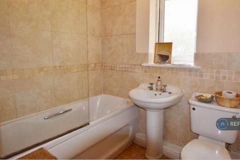 2 bedroom flat to rent, Stradbroke Way, Leeds, LS12