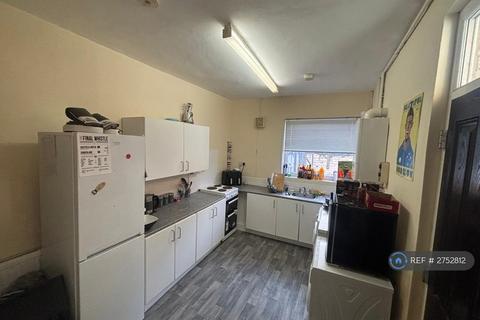 4 bedroom terraced house to rent, Haydn Avenue, Manchester, M14