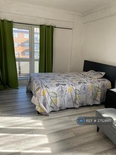 3 bedroom flat to rent, Bronti Close, London, SE17