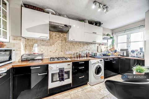 2 bedroom semi-detached house to rent, Exeter Road, London, E17