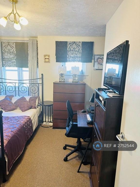 Double Bedroom With Study Desk &amp; Chair