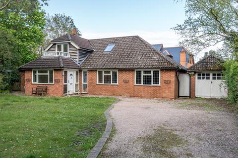 4 bedroom bungalow to rent - Island Farm Road, Reading RG7