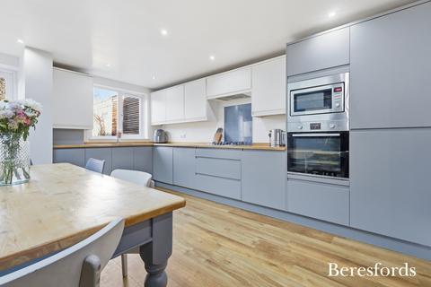 4 bedroom terraced house for sale, Margaret Road, Gidea Park, RM2