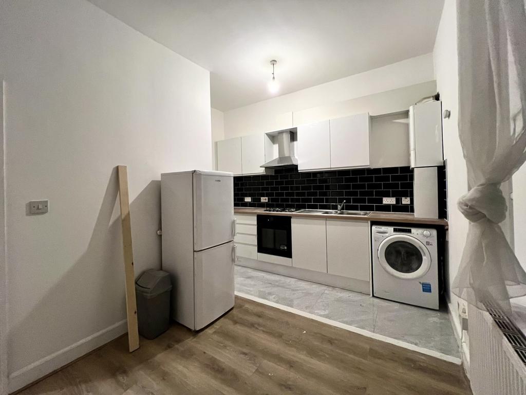 2 Bed-Ground Floor Flat to rent on Amersham Road,
