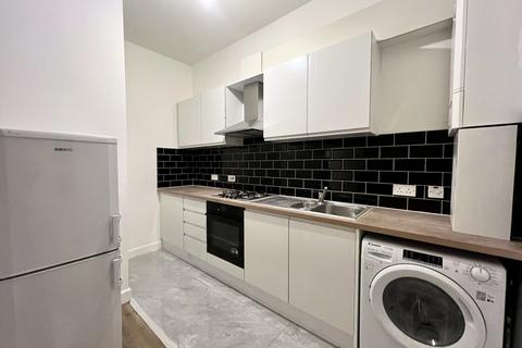 2 bedroom flat to rent, Amersham Road, SE