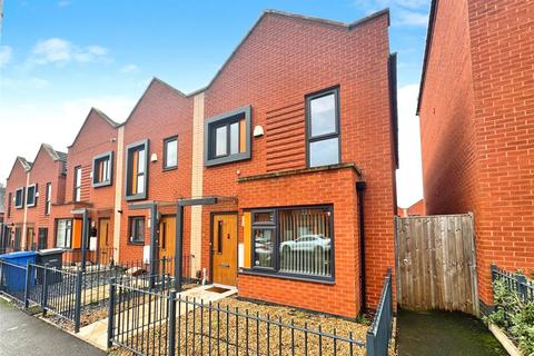 3 bedroom end of terrace house to rent, Athole Street, Greater Manchester M5