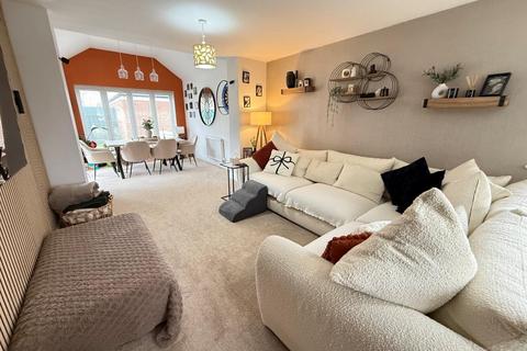 3 bedroom detached house to rent, Sanders Drive, Northampton NN3